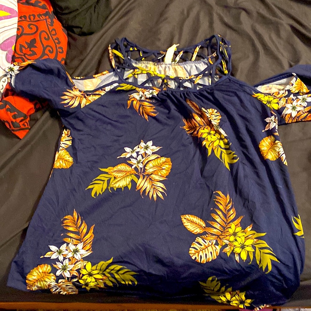 Shoulder cutout floral shirt